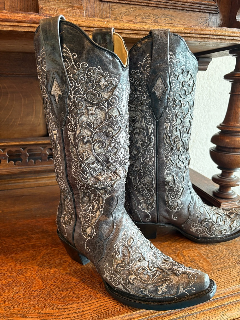 CORRAL HANDCRAFTED BOOTS 7.5